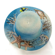 Cappello dipinto con applicazioni