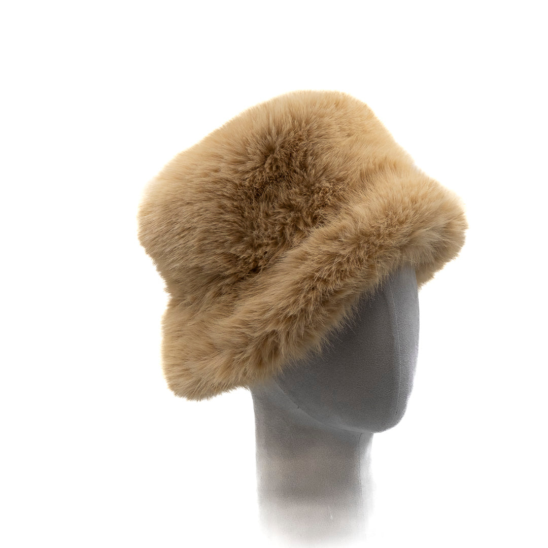 Cappello in eco pelliccia con tesa