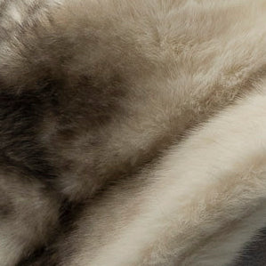 Cappello in eco pelliccia con tesa