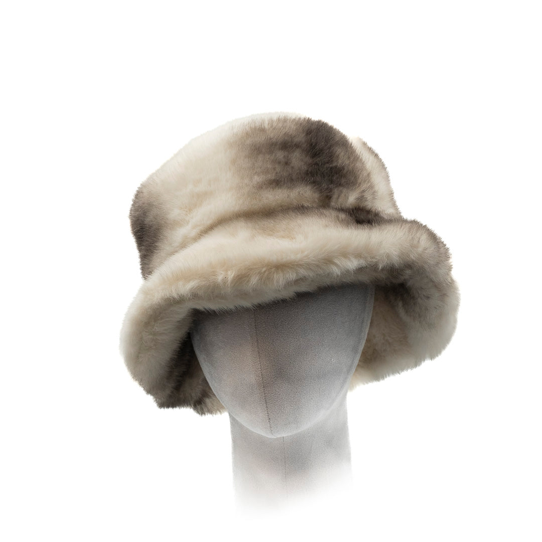 Cappello in eco pelliccia con tesa