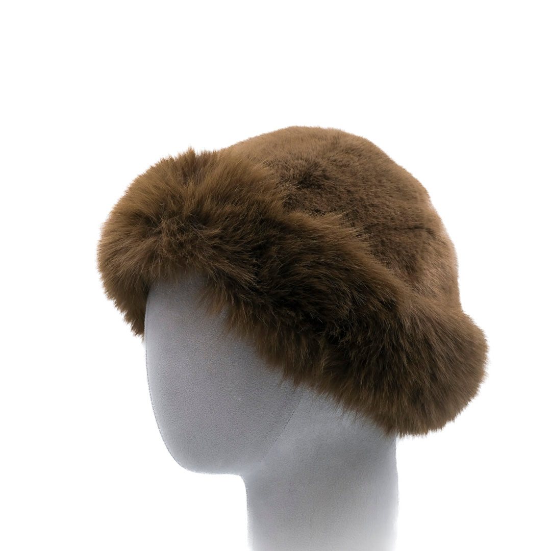 Cappello in eco pelliccia colorata