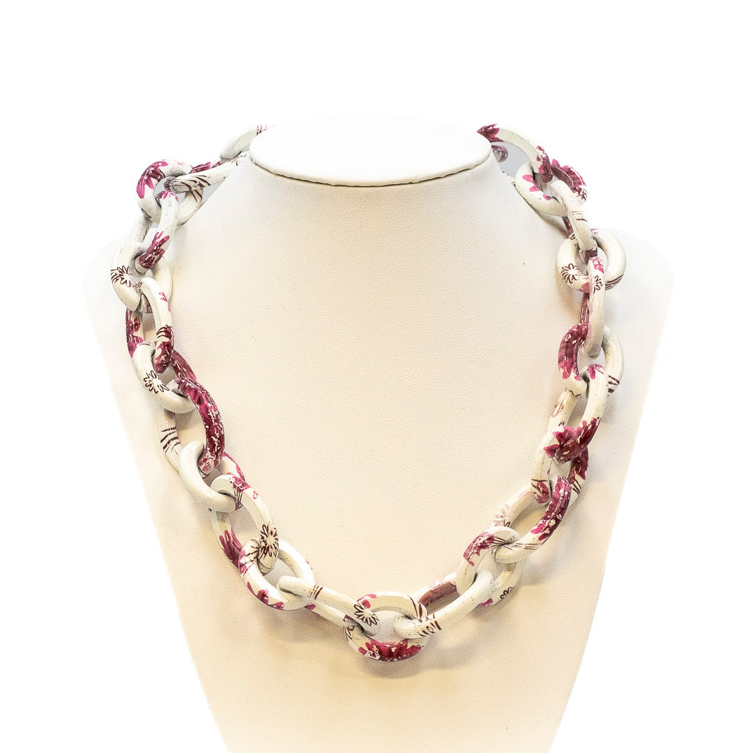 Collana bianca con fiori