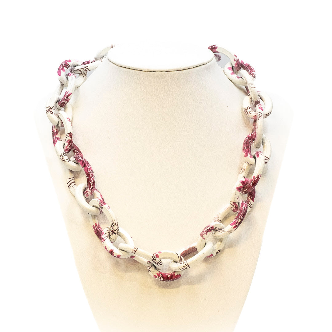 Collana bianca con fiori