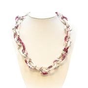 Collana bianca con fiori