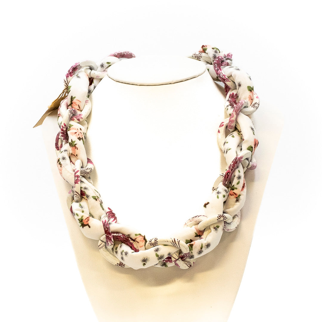 Collana bianca tessuto con fiori