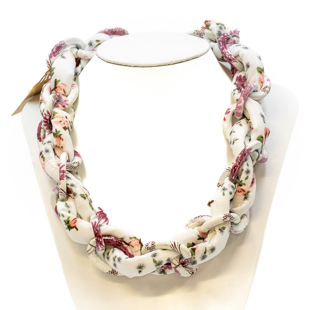 Collana bianca tessuto con fiori