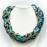 Collana con catena e tessuto blu