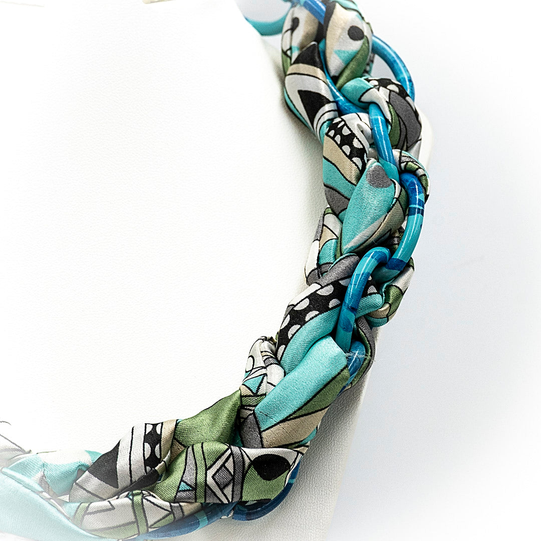 Collana con catena e tessuto blu