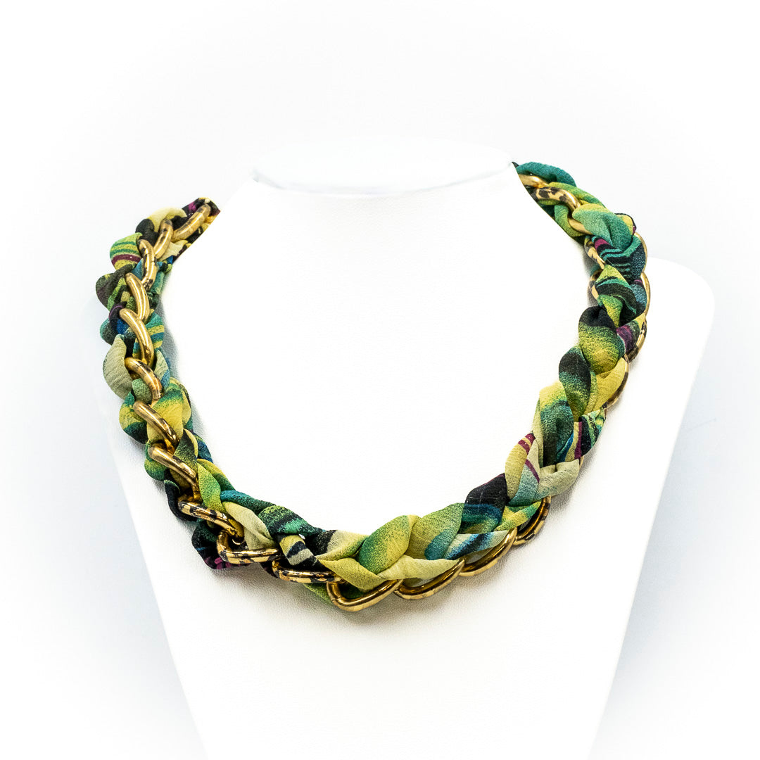 Collana con catena e tessuto