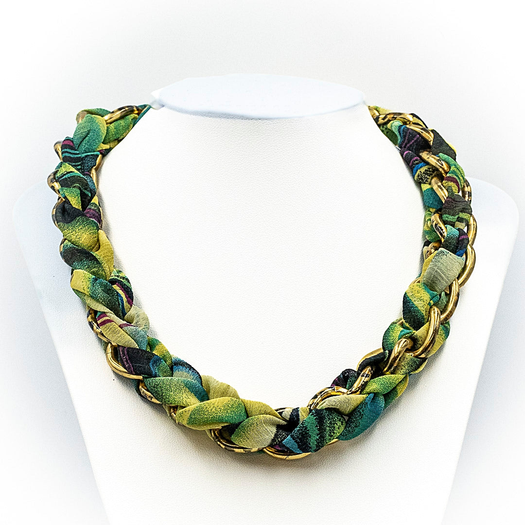 Collana con catena e tessuto
