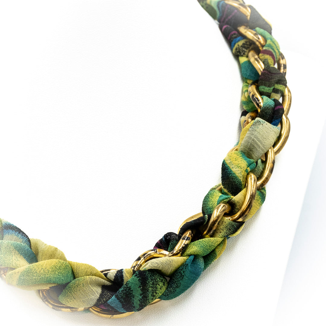Collana con catena e tessuto
