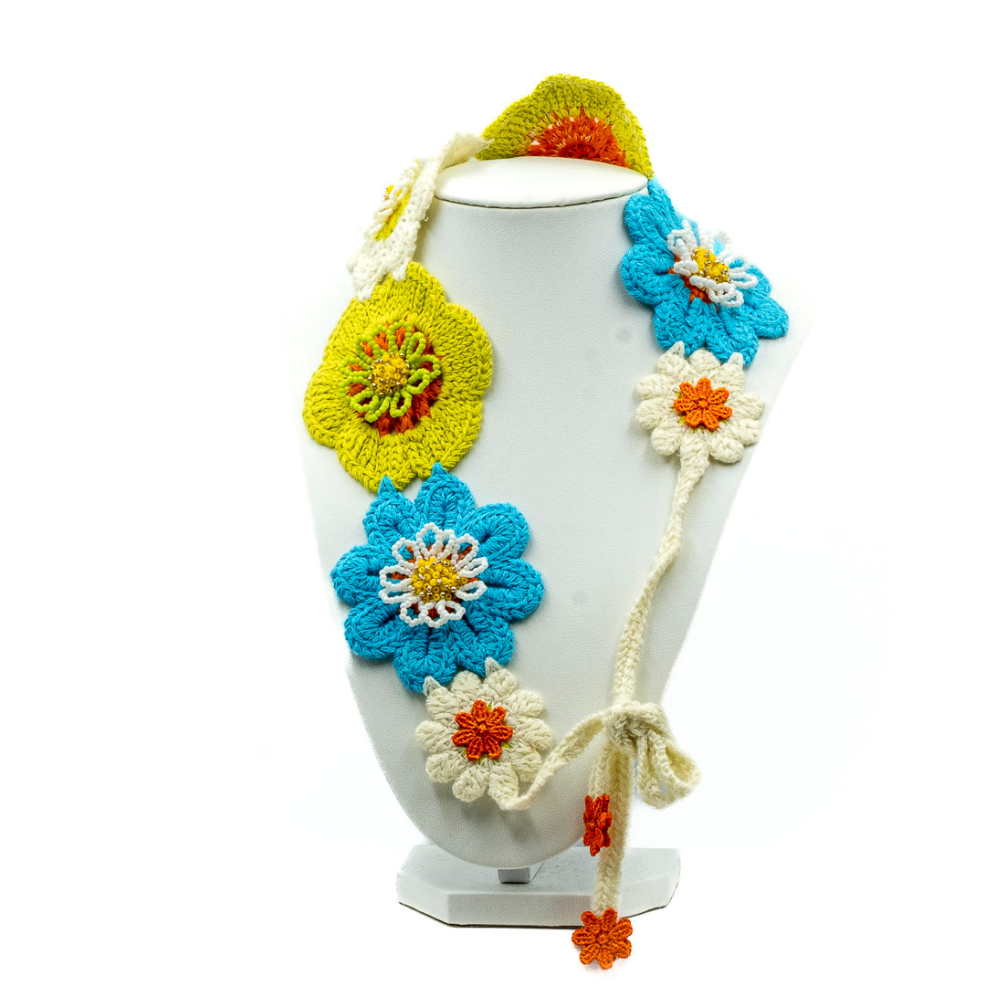 Fascia con fiori a crochet